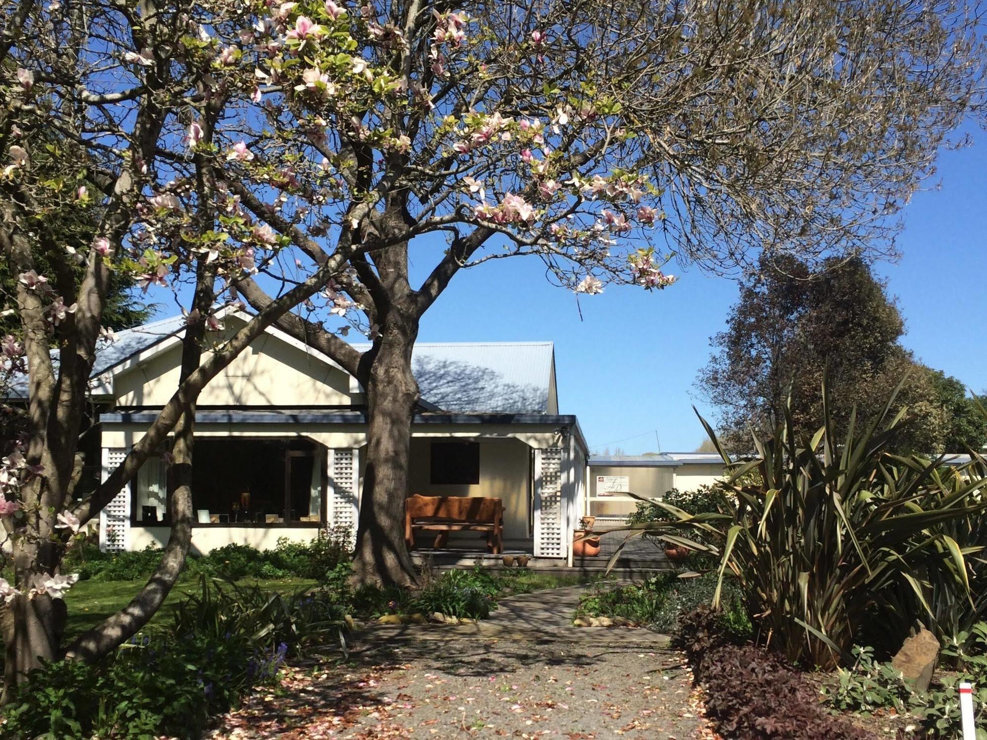 Water Lily Garden Bed & Breakfast Christchurch Bagian luar foto